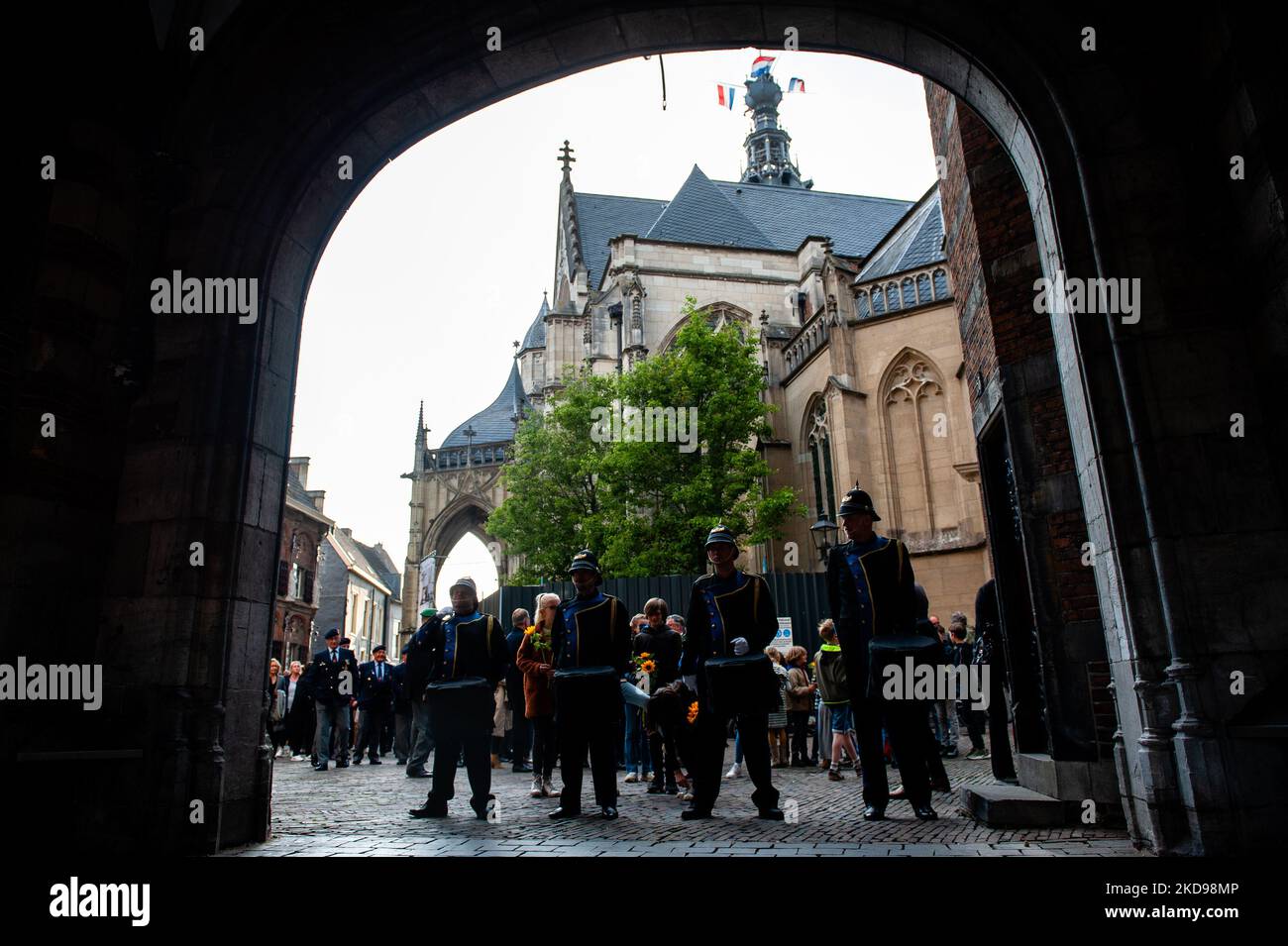 Une procession silencieuse a emmené les rues jusqu'à la 'Keizer Traianusplein', où se tiennent deux monuments en mémoire des victimes de la Seconde Guerre mondiale, pendant le jour du souvenir qui s'est tenu à nouveau à Nimègue, sur 4 mai 2022. (Photo par Romy Arroyo Fernandez/NurPhoto) Banque D'Images