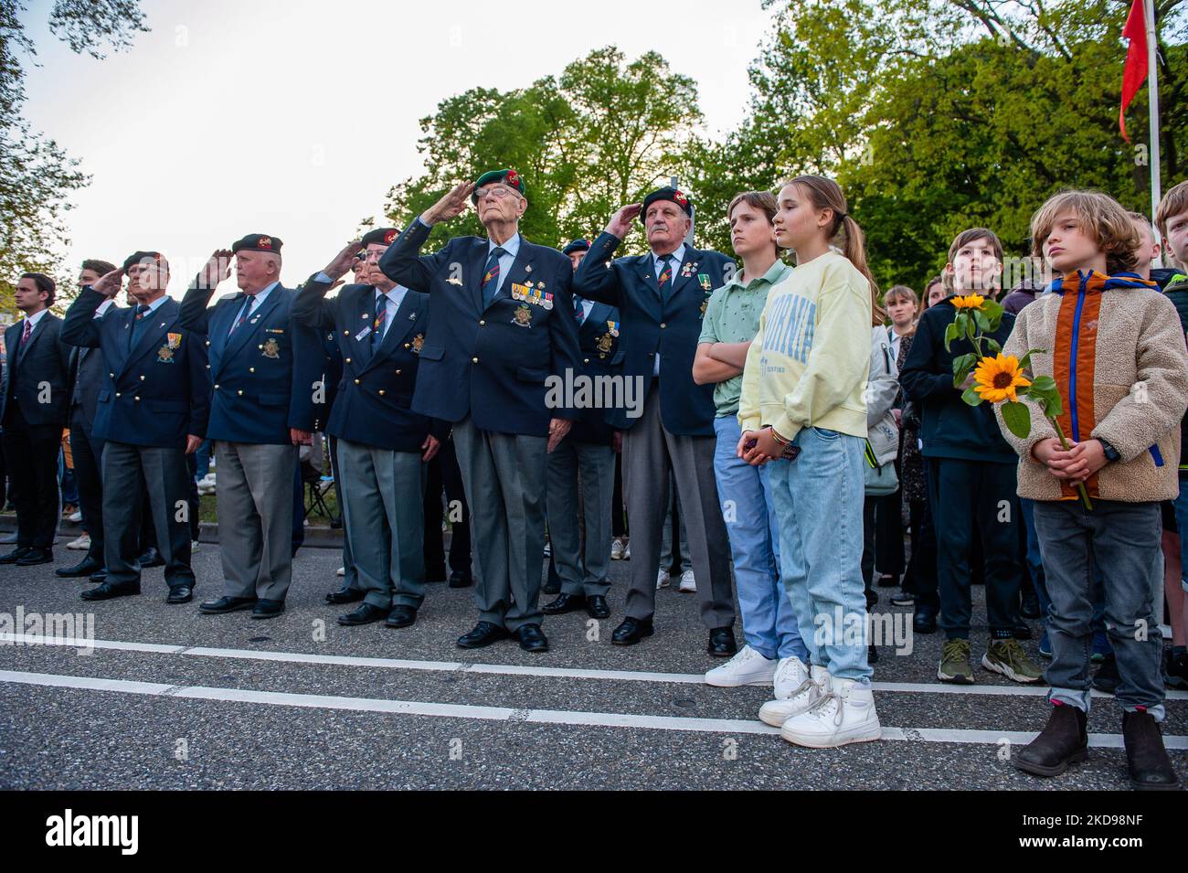 Les anciens combattants de la Seconde Guerre mondiale prennent deux minutes de silence pour commémorer les civils et les soldats du monde entier pendant la Seconde Guerre mondiale et d'autres conflits, pendant le jour du souvenir qui s'est tenu de nouveau à Nimègue, sur le 4 mai 2022. (Photo par Romy Arroyo Fernandez/NurPhoto) Banque D'Images