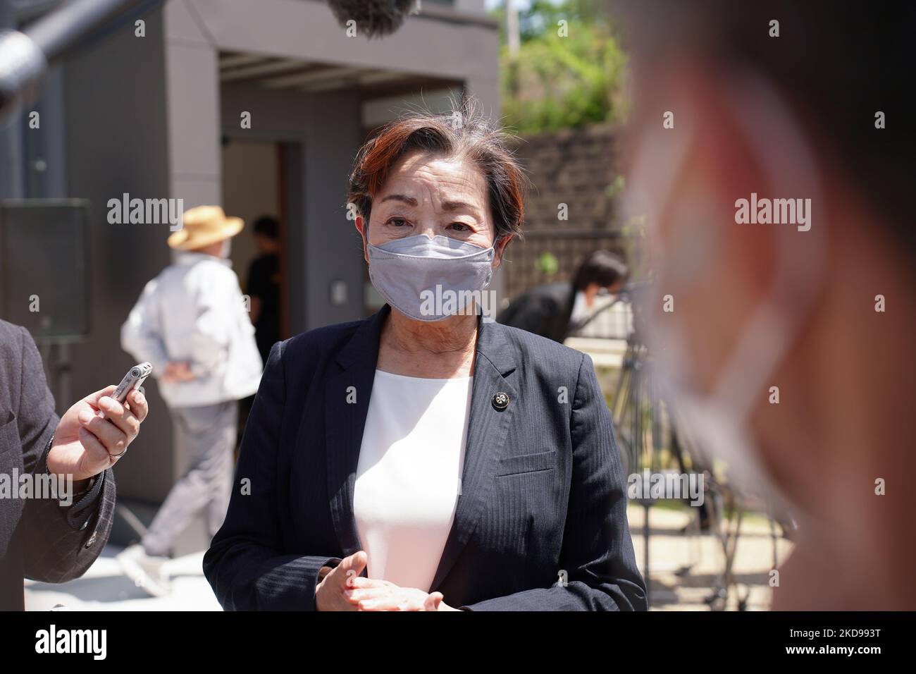 Le maire de la ville d'Uji, Muramatsu Atsuko, s'entretient avec la presse après la cérémonie d'ouverture du Musée commémoratif de la paix d'Utoro dans le quartier coréen de Zainichi à Kyoto, huit mois après une attaque incendie criminel, sur 30 avril 2022 à Kyoto, au Japon. (Photo de Jinhee Lee/NurPhoto) Banque D'Images