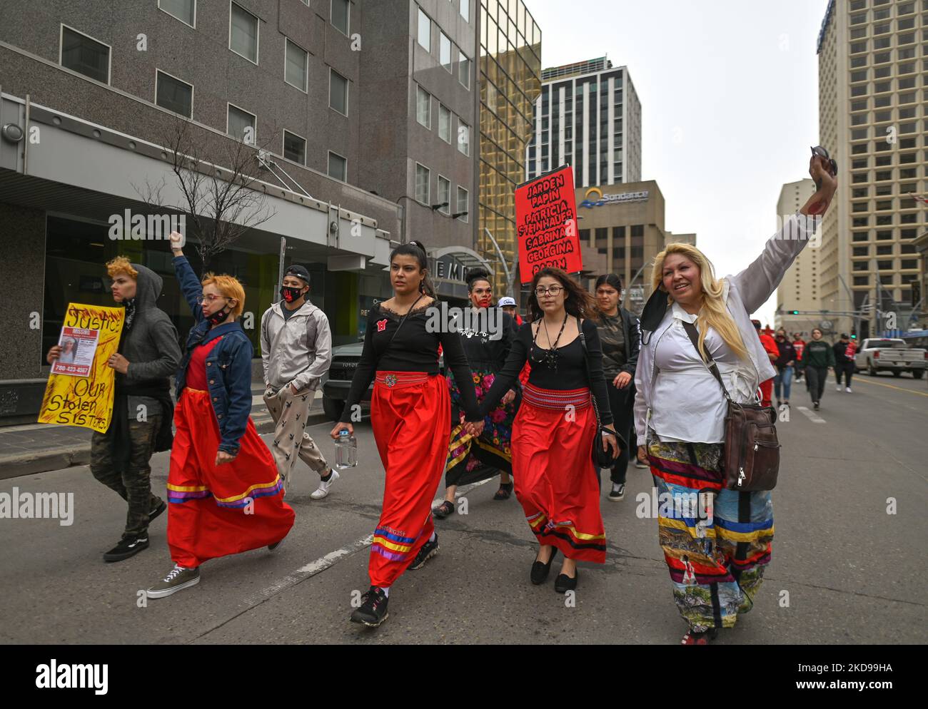 Les participants à la marche annuelle de la Journée de la robe rouge au centre-ville d'Edmonton, organisée par Project Redress, commémorant la vie de femmes et de filles autochtones disparues et assassinées dans tout le Canada. Le jeudi 5 mai 2022, à Edmonton, Alberta, Canada. (Photo par Artur Widak/NurPhoto) Banque D'Images