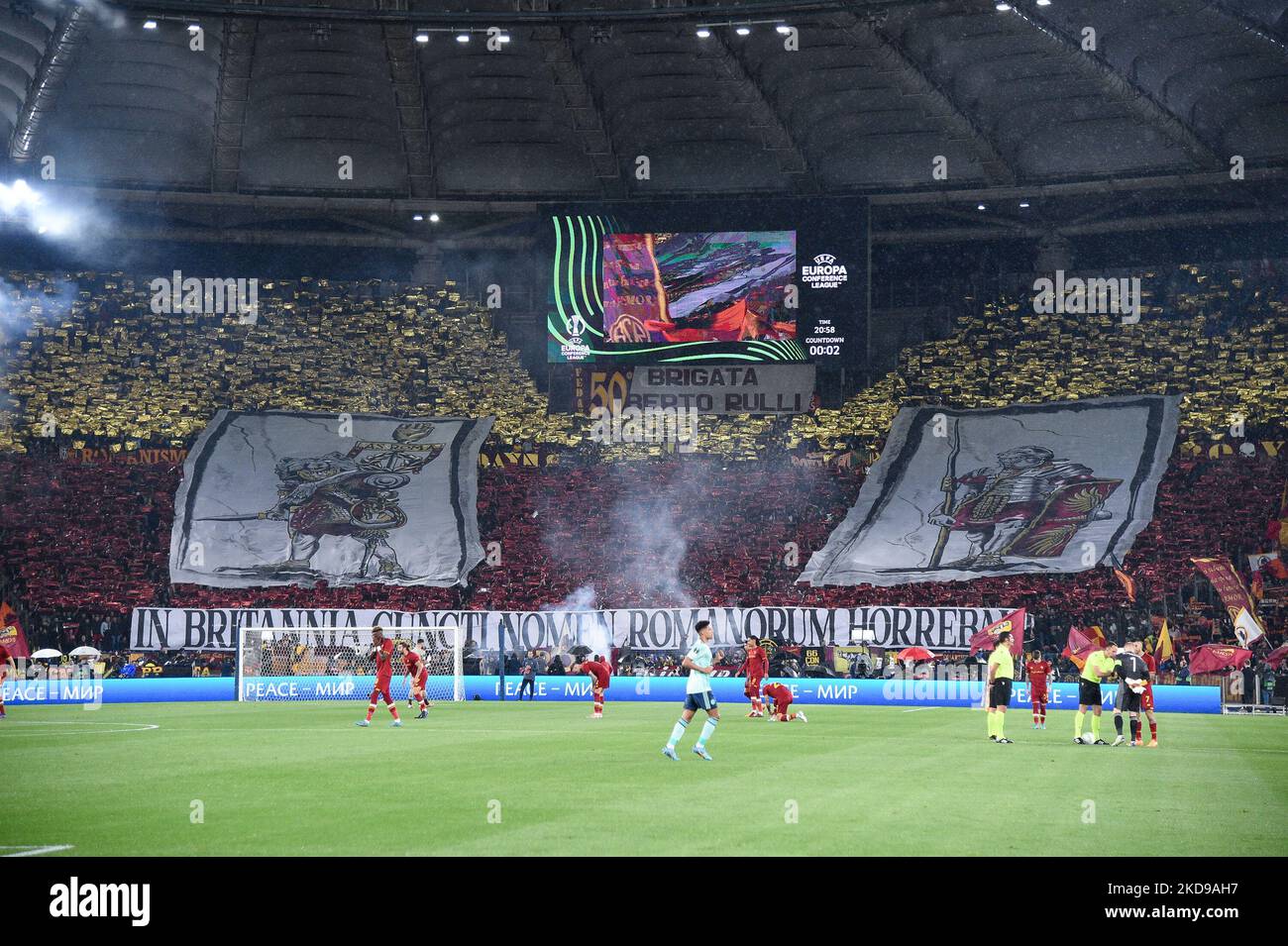 Supporters de AS Roma lors de la demi-finale de la Ligue de la Conférence de l'UEFA match deux entre AS Roma et Leicester City FC sur 5 mai 2022 à Rome, Italie. (Photo de Giuseppe Maffia/NurPhoto) Banque D'Images