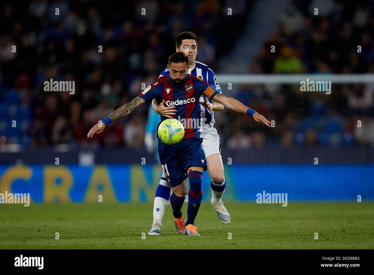 José Luis Morales (L) de Levante UD rivalise pour le ballon avec Zubeldia de Real Sociedad pendant le match de la Liga Santander entre Levante UD et Real Sociedad au stade Ciutat de Valencia, 6 mai 2022, Valence, Espagne. (Photo de David Aliaga/NurPhoto) Banque D'Images