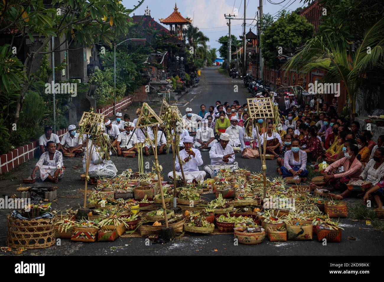 Un prêtre hindou balinais a dirigé la cérémonie Nata Jagad Mecaru devant Nyepi à Klungkung, Bali, Indonésie 2 mars 2022. Les hindous balinais vêtus d'une tenue à dominante blanche transportaient des effigies sacrées de dieux et de déesses et des paraphernalia rituels de leurs temples de village à la plage pour effectuer une cérémonie de purification appelée le rituel de Melasti. Les Hindous balinais croient que le rituel Melasti est un incontournable avant le jour de Nyepi, le jour du silence, pour nettoyer l'âme et la nature, recharger le pouvoir surnaturel des temples objets sacrés et nettoyer le temple paraphérnalia. Le jour de Nyepi est un natio Banque D'Images