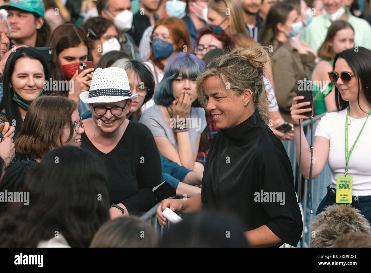 Mona Neubaur, la dirigeante du parti vert en NRW, est vue en train de chamater avec ses partisans lors de la campagne électorale du parti vert 2022 à Cologne, Allemagne sur 7 mai 2022 (photo de Ying Tang/NurPhoto) Banque D'Images Mona Neubaur, la dirigeante du parti vert en NRW, est vue en train de chamater avec ses partisans lors de la campagne électorale du parti vert 2022 à Cologne, Allemagne sur 7 mai 2022 (photo de Ying Tang/NurPhoto) Banque D'Images