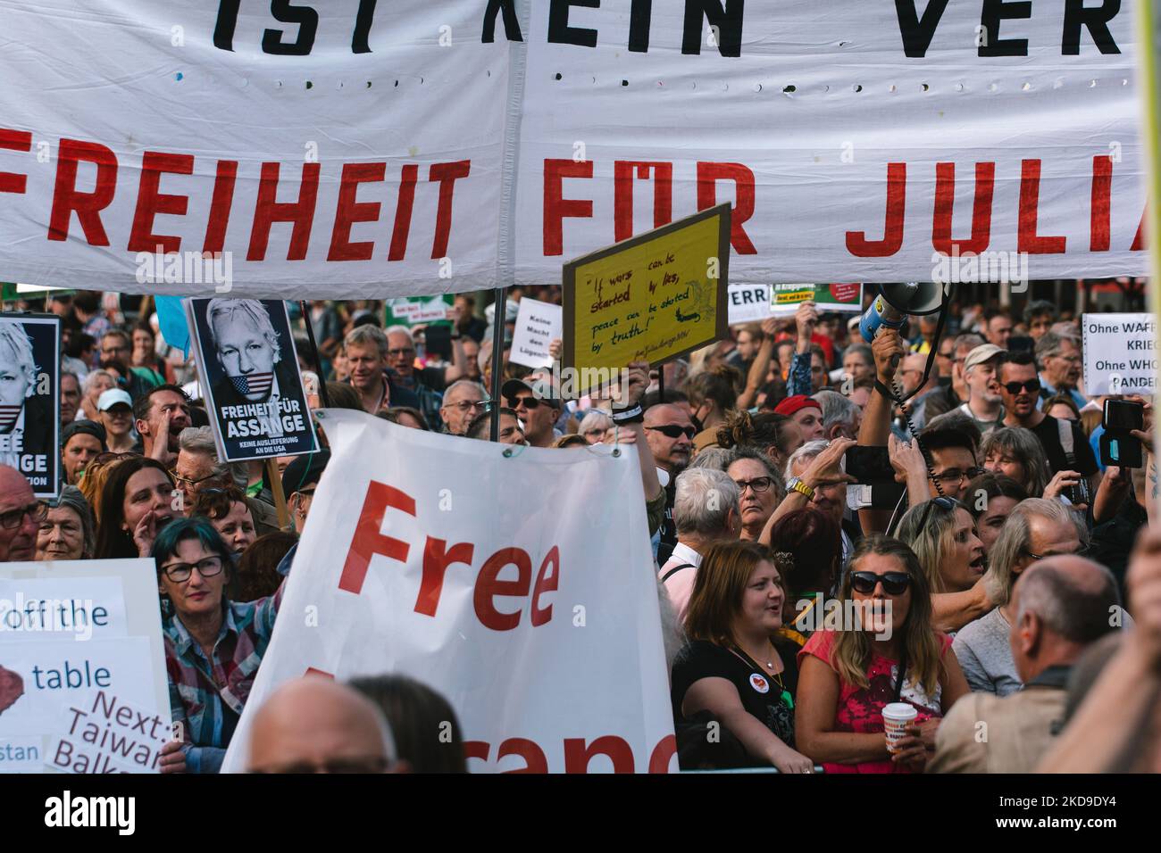 Les manifestants du Free Julian Assange sont également vus avec des bannières alors que la ministre des Affaires étrangères Annalena Baerbock participe à la campagne électorale du Parti Vert 2022 à Cologne, Allemagne sur 7 mai 2022 (photo de Ying Tang/NurPhoto) Banque D'Images