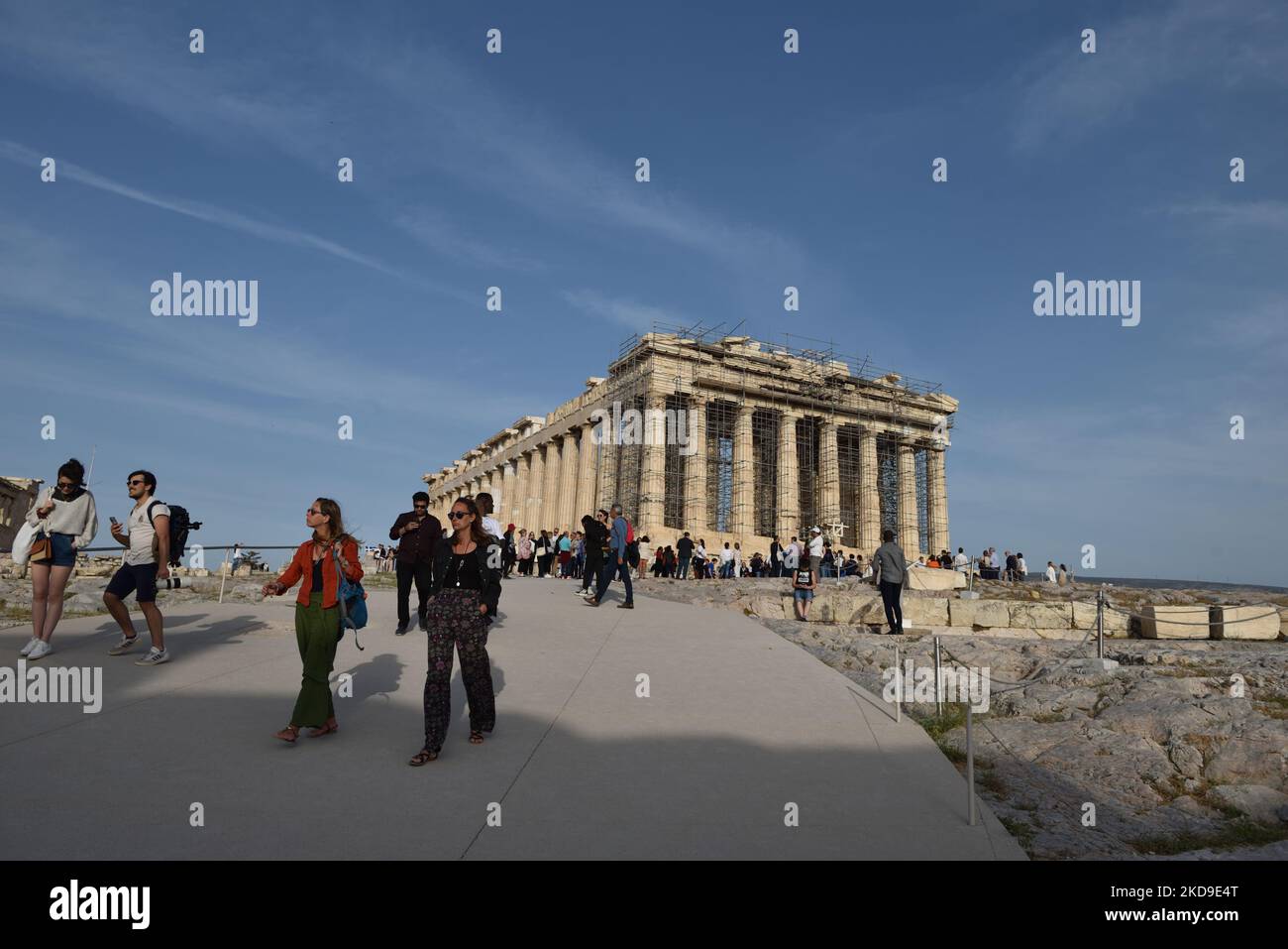 Les touristes visitent l'Acropole d'Athènes à la suite de la facilité des mesures contre la COVID-19 en Grèce, sur 7 mai 2022. (Photo de Nicolas Koutsokostas/NurPhoto) Banque D'Images