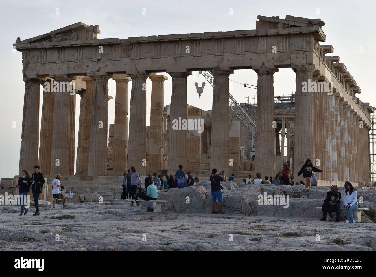 Les touristes visitent l'Acropole d'Athènes à la suite de la facilité des mesures contre la COVID-19 en Grèce, sur 7 mai 2022. (Photo de Nicolas Koutsokostas/NurPhoto) Banque D'Images