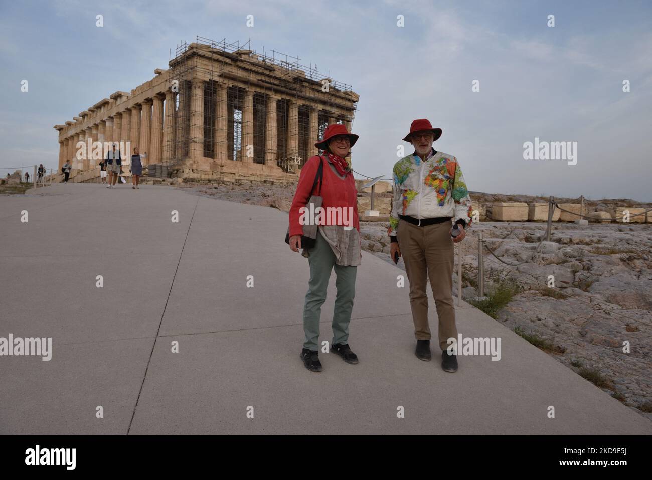 Les touristes visitent l'Acropole d'Athènes à la suite de la facilité des mesures contre la COVID-19 en Grèce, sur 7 mai 2022. (Photo de Nicolas Koutsokostas/NurPhoto) Banque D'Images