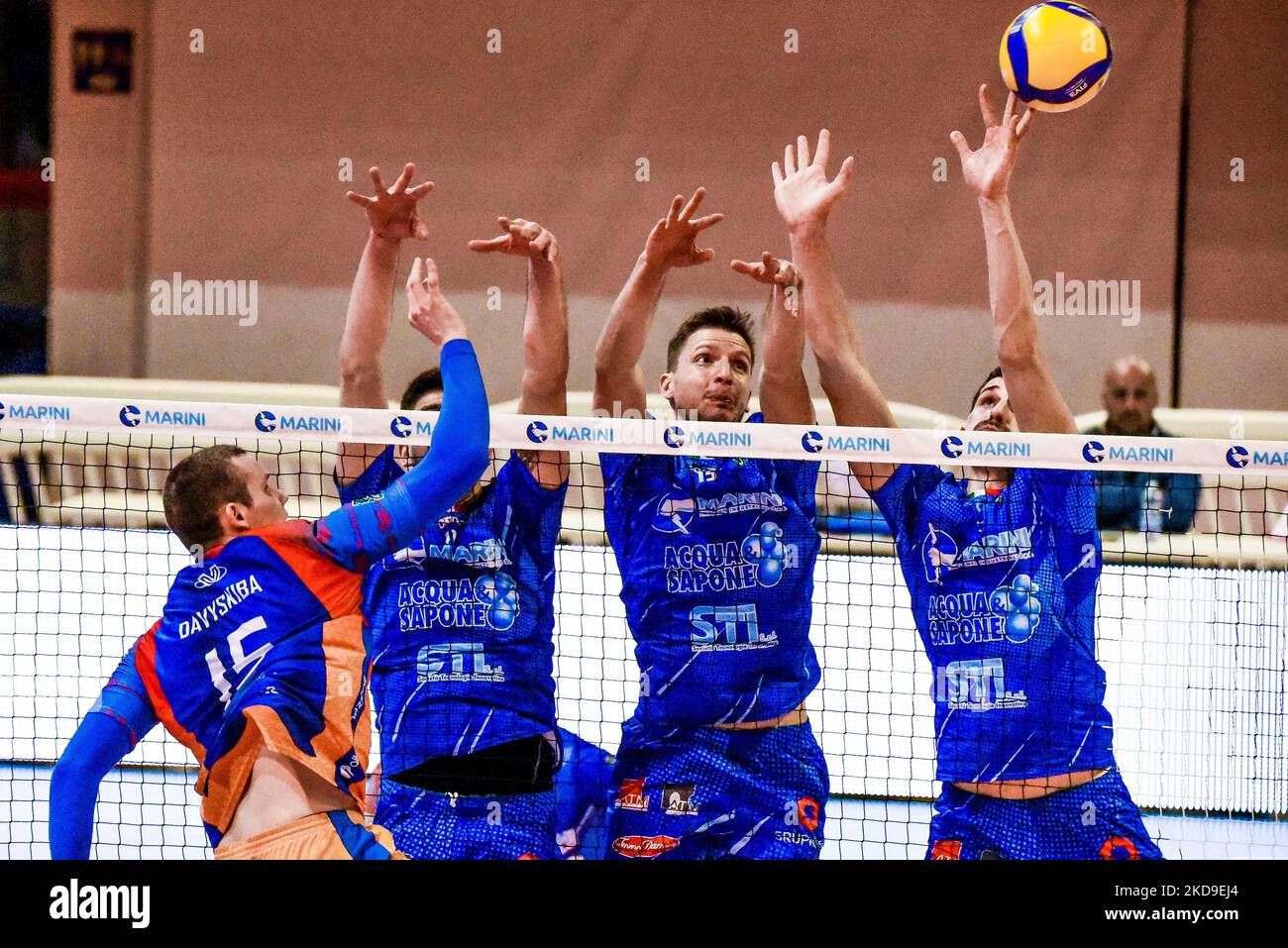 Vlad Davyskiba attaque (Vero Volley Monza) pendant le Volleyball Italien série A Men SuperLeague défi de jeu - Top Volley Cisterna vs Vero Volley Monza sur 07 mai 2022 au Palasport à Cisterna Latina, Italie (photo de Bianca Simonetti/LiveMedia/NurPhoto) Banque D'Images