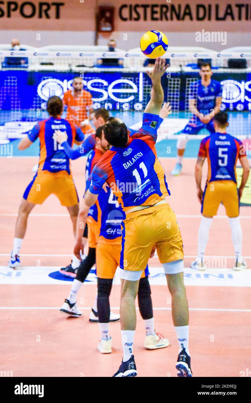 Gianluca Galassi servir (Vero Volley Monza) pendant le volley-ball Italien Serie A Men SuperLeague défi de jeu - Top Volley Cisterna vs Vero Volley Monza sur 07 mai 2022 au Palasport à Cisterna Latina, Italie (photo de Bianca Simonetti/LiveMedia/NurPhoto) Banque D'Images