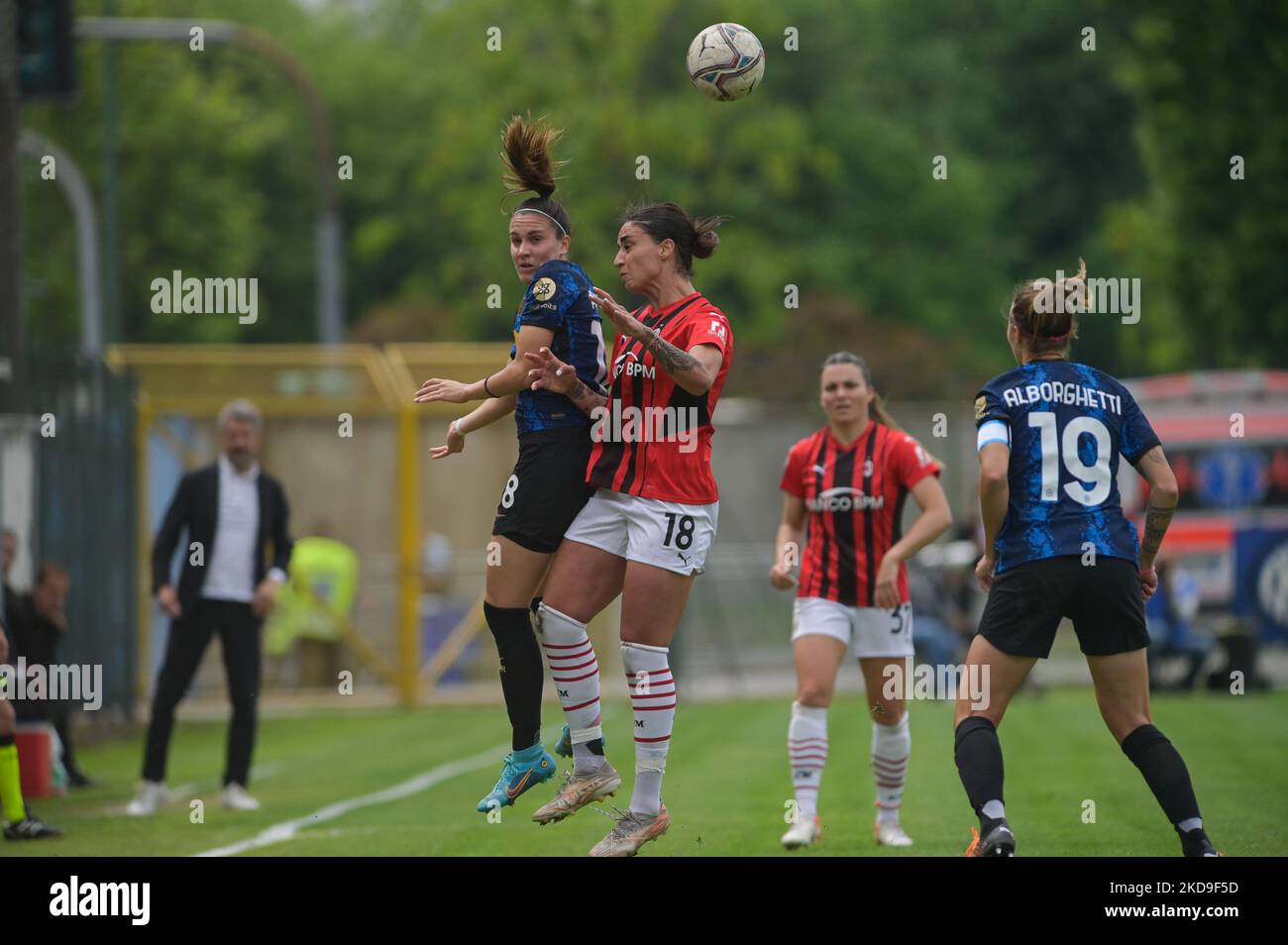 Pandini Marta Teresa (FC Internazionale) et Piemonte Martina (AC Milan) se battent pour le ballon. Pendant le match de football italien Serie A Women Inter - FC Internazionale vs AC Milan sur 07 mai 2022 au Suning Centre de Milan, Italie (photo de Tiziano Ballabio/LiveMedia/NurPhoto) Banque D'Images