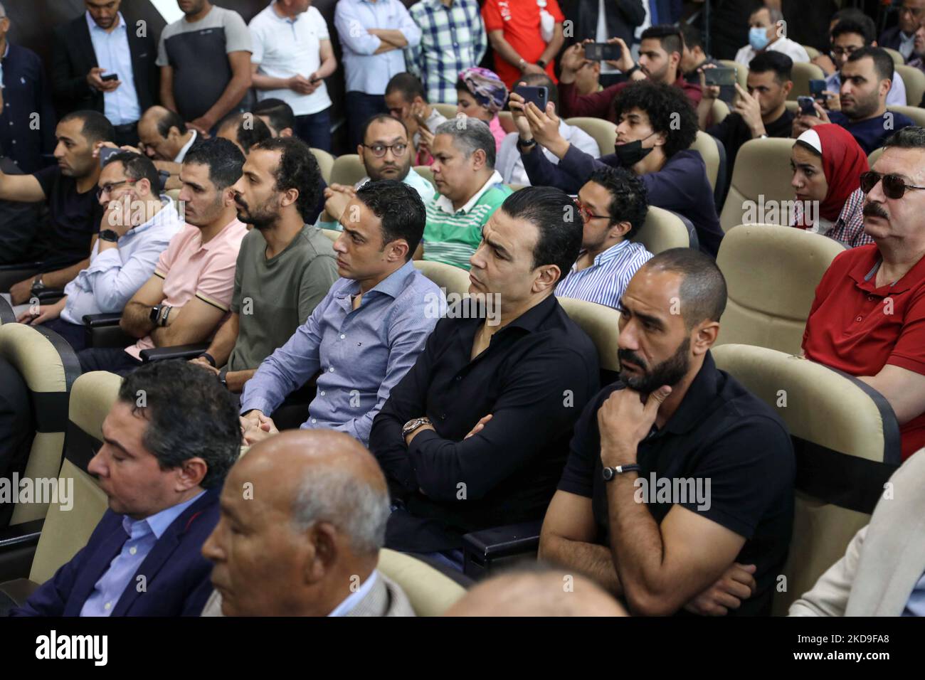 Le personnel technique de l'équipe nationale égyptienne Mohamed Shawky, entraîneur général, Ahmed Hossam entraîneur adjoint, Essam El-Hadary, entraîneur gardien de but, Mohamed Abu Ela, le médecin de l'équipe nationale lors D'Une conférence de presse pour l'Association égyptienne de football pour présenter le nouvel entraîneur de l'équipe nationale égyptienne, 'Ehab Galal' et le nouveau personnel technique, Au siège de l'Association de football, dimanche, 8 mai 2022 (photo d'Ayman Aref/NurPhoto) Banque D'Images