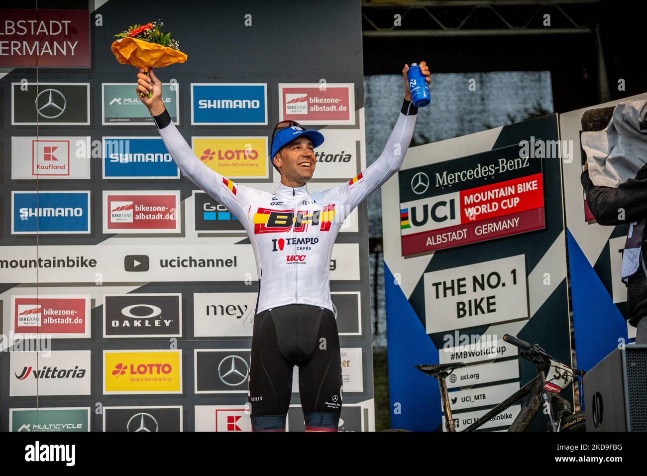 ALBSTADT, ALLEMAGNE – 08 MAI 2022 : Thomas Pidcock remporte la deuxième manche de la coupe du monde de la MTB célébrée à Albstadt (Allemagne). David Valero pilote espagnol sur le podium (photo par Javier Martínez de la Puente/NurPhoto) Banque D'Images