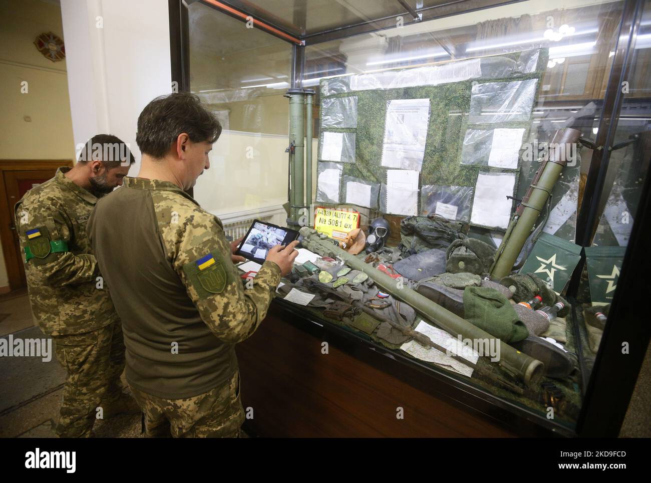 Les Ukrainiens regardent les expositions exposées au Musée national d'histoire militaire de l'Ukraine à Kiev, Ukraine 8 mai 2022. Les soldats ukrainiens de la Brigade de défense territoriale 112th des forces armées de l'Ukraine ont rendu visite au Musée national d'histoire militaire de l'Ukraine des expositions relatives à la défense de Kiev en février-avril 2022 dans le cadre de l'invasion russe en Ukraine, détruit des véhicules militaires russes, des armes, des biens personnels de soldats russes, Ainsi que les effets personnels des défenseurs ukrainiens de batailles près de Kiev. (Photo par STR/NurPhoto) Banque D'Images