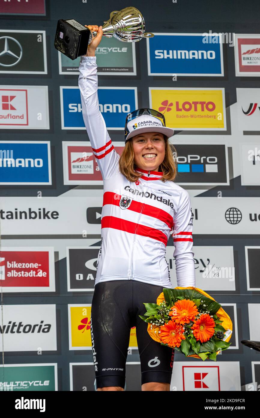 ALBSTADT, ALLEMAGNE – 08 MAI 2022 : Rebecca McConnell remporte la deuxième manche de la coupe du monde de la MTB célébrée à Albstadt (Allemagne). Mona Mitterwallner sur le podium (photo de Javier Martínez de la Puente/NurPhoto) Banque D'Images