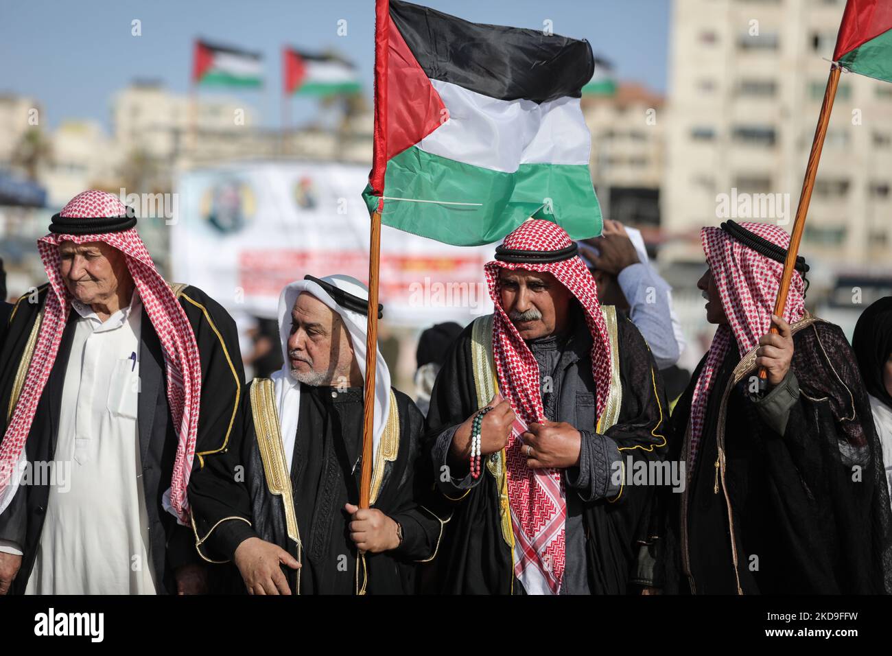 Les Palestiniens se réunissent avec des drapeaux nationaux le long d'une plage alors qu'ils marquent Nakba (le jour de la catastrophe) à Gaza, sur 8 mai 2022, pour un rassemblement avant le 74th anniversaire de la Nakba, la « catastrophe » de la création d'Israël en 1948. - Les Palestiniens marquent Nakba comme un jour de deuil pour l'établissement d'Israël après la guerre arabo-israélienne de 1948 qui a conduit au déplacement de centaines de milliers de Palestiniens. (Photo de Majdi Fathi/NurPhoto) Banque D'Images