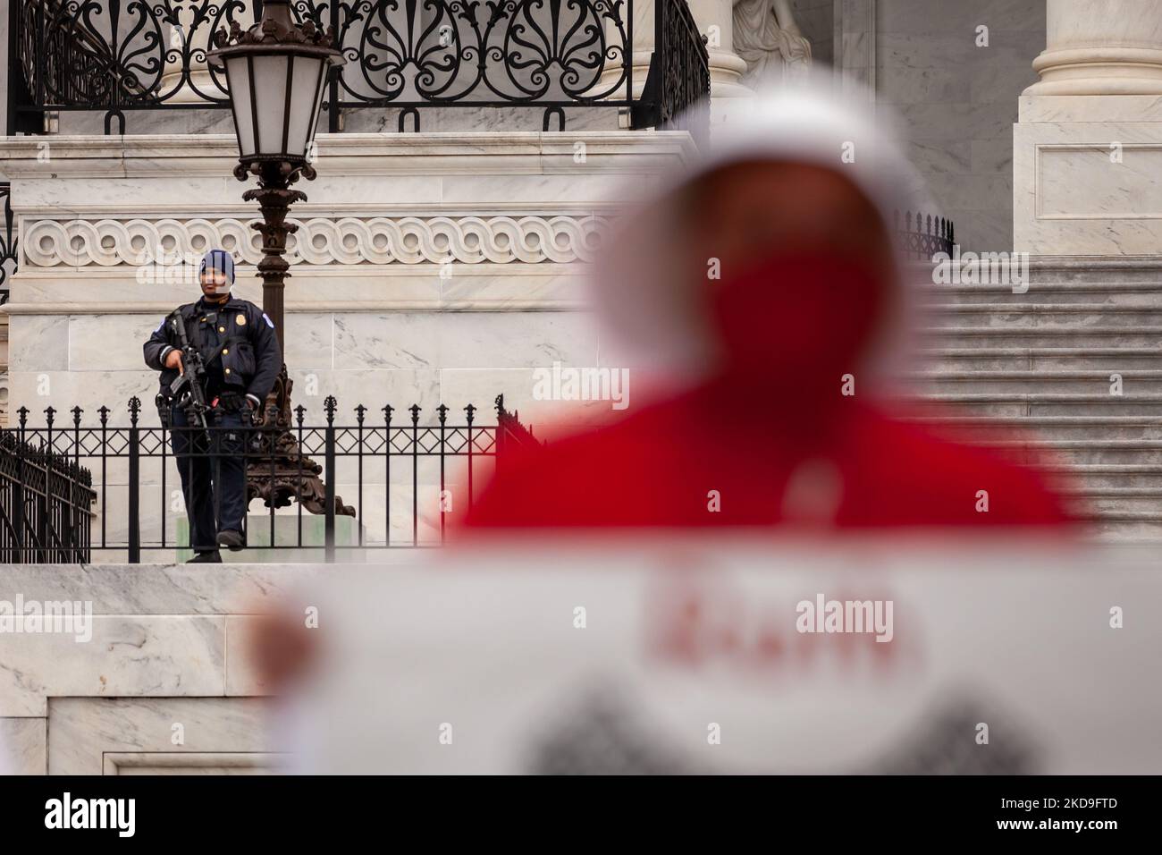 Un officier de police du Capitole armé d'un fusil d'assaut observe une protestation de la part du DC de l'Armée des Handmaids de la décision préliminaire divulguée par la Cour suprême d'annuler Roe c. Wade. (Photo d'Allison Bailey/NurPhoto) Banque D'Images