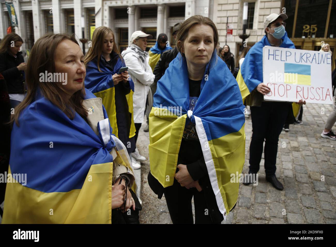 Les gens se rassemblent à Lower Manhattan lors d’un rassemblement « plus jamais » en faveur de l’Ukraine, à 8 mai 2022, à New York, aux États-Unis. Plusieurs orateurs ont dénoncé la guerre dans l'espoir d'une visite future du président ukrainien Volodymyr Zelenskyy au parc vert de Bowling où le drapeau ukrainien vole aux côtés d'un drapeau américain comme symbole de solidarité. (Photo de John Lamparski/NurPhoto) Banque D'Images