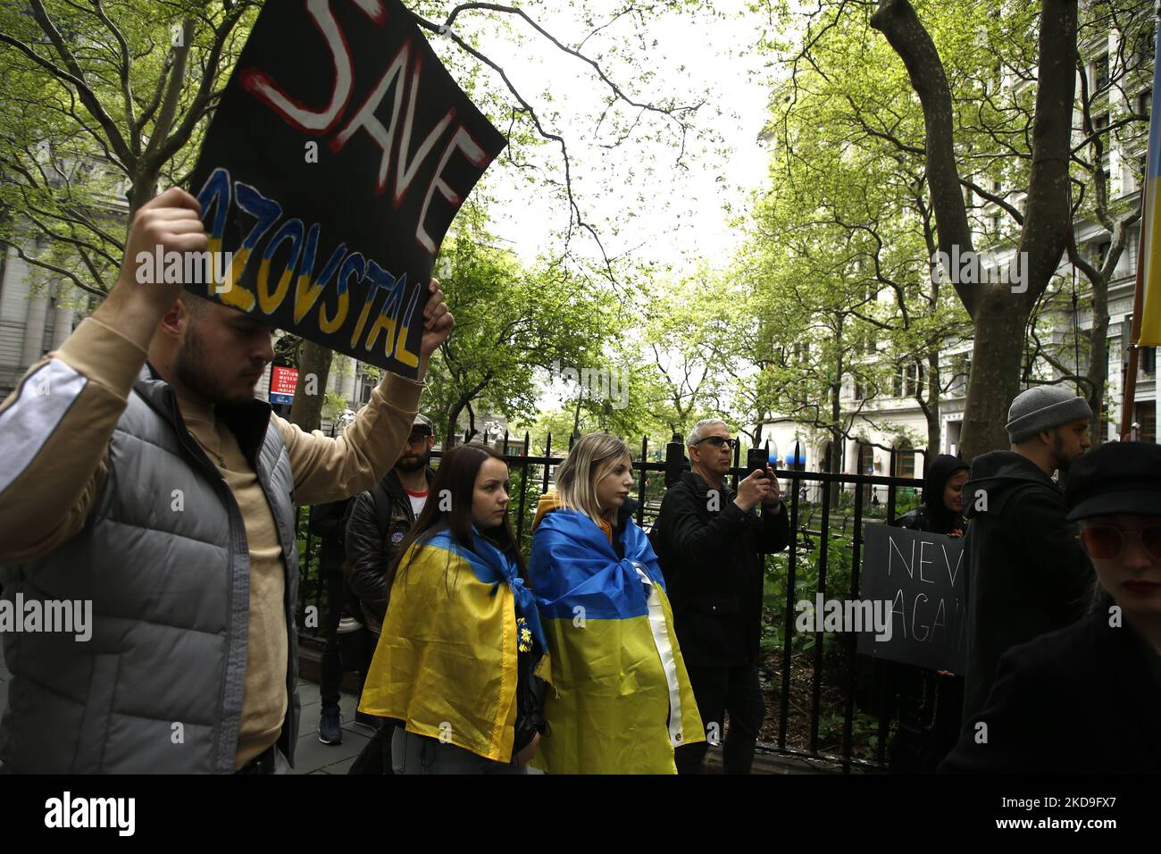 Les gens se rassemblent à Lower Manhattan lors d’un rassemblement « plus jamais » en faveur de l’Ukraine, à 8 mai 2022, à New York, aux États-Unis. Plusieurs orateurs ont dénoncé la guerre dans l'espoir d'une visite future du président ukrainien Volodymyr Zelenskyy au parc vert de Bowling où le drapeau ukrainien vole aux côtés d'un drapeau américain comme symbole de solidarité. (Photo de John Lamparski/NurPhoto) Banque D'Images