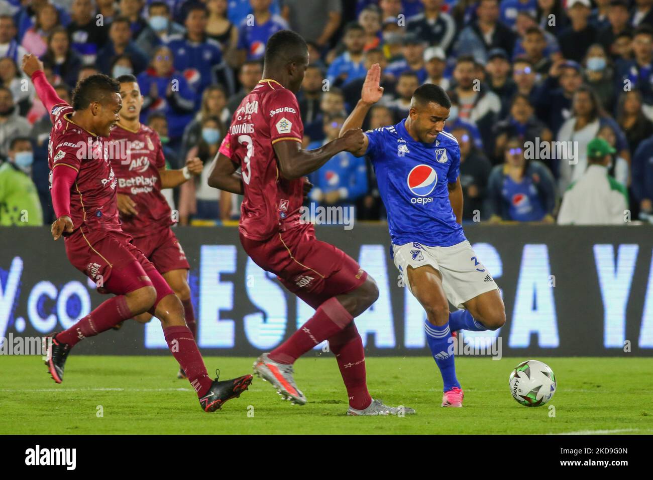 Omar Bertel de Millonarios et Julian Quiñones de Tolima se battent pour le ballon pendant le match Millonarios vs Tolima de la Ligue BetPlay DIMAYOR à l'Estadio Nemesio Camacho El Campín stade dans la ville de Bogota, Colombie sur 8 mai 2022, match qui se terminerait 0 - 0. (Photo de Daniel Garzon Herazo/NurPhoto) Banque D'Images