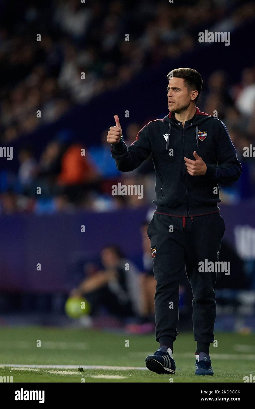 Alessio Lisci entraîneur-chef de Levante UD réagit pendant le match de la Liga Santander entre Levante UD et Real Sociedad au stade Ciutat de Valence, 6 mai 2022, Valence, Espagne. (Photo de David Aliaga/NurPhoto) Banque D'Images