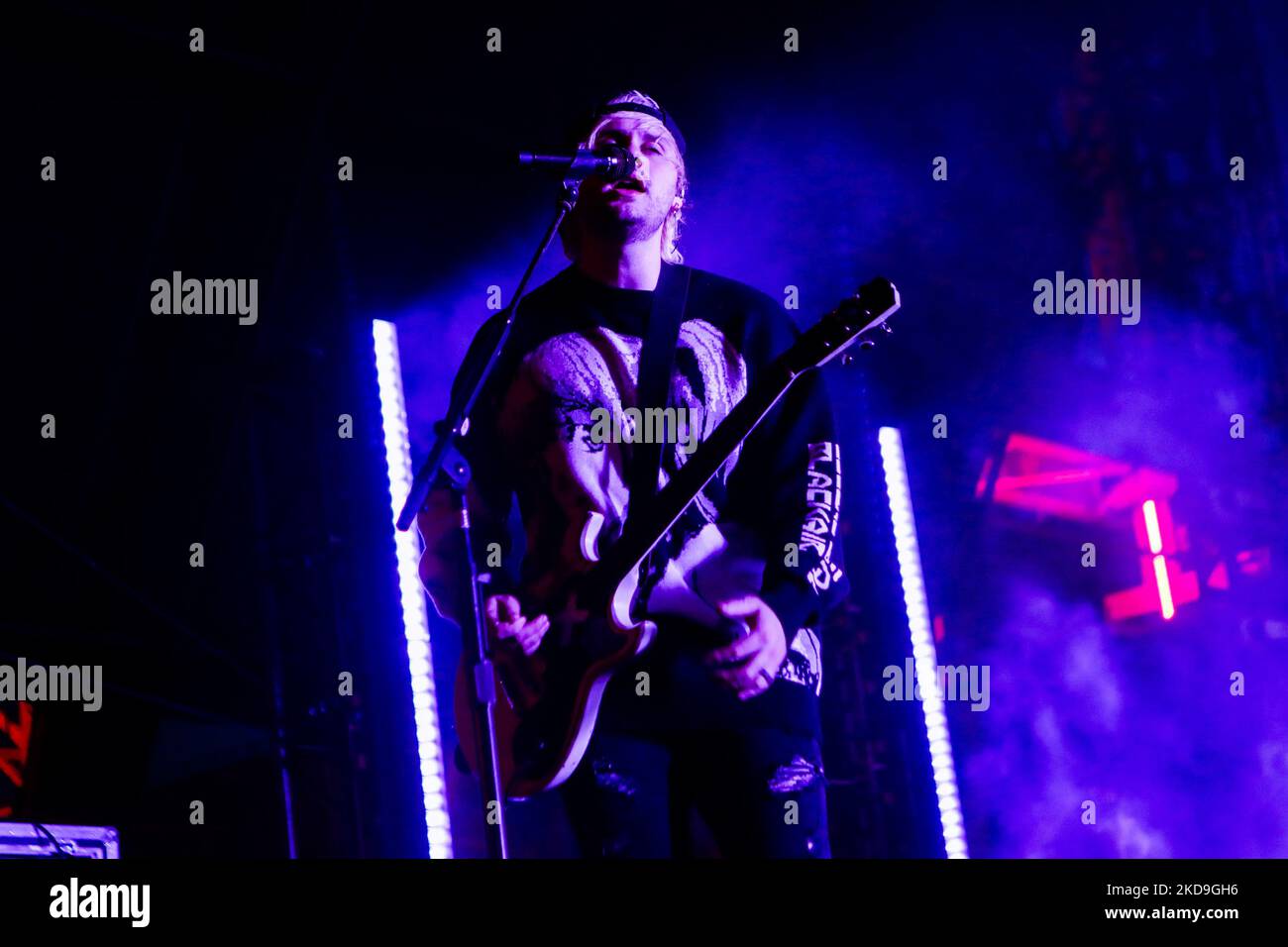 Michael Clifford du groupe de rock pop australien de Sydney 5 secondes d'été en concert à Carroponte, Sesto San Giovanni, Italie, on 08 mai 2022 (photo de Mairo Cinquetti/NurPhoto) Banque D'Images