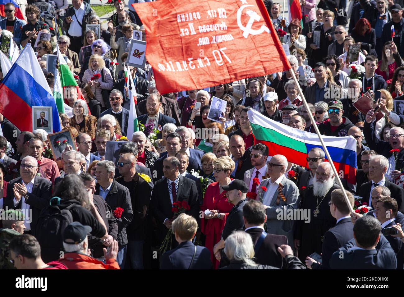 Drapeau rouge de l'armée devant le monument de l'armée soviétique à Sofia lors des célébrations du jour de la victoire à Sofia, Bulgarie, 09 mai 2022. Le jour de la victoire, le 09 mai 2022, a marqué le 77rd anniversaire de la capitulation de l'Allemagne nazie en 1945. (Photo de Hristo Vladev/NurPhoto) Banque D'Images