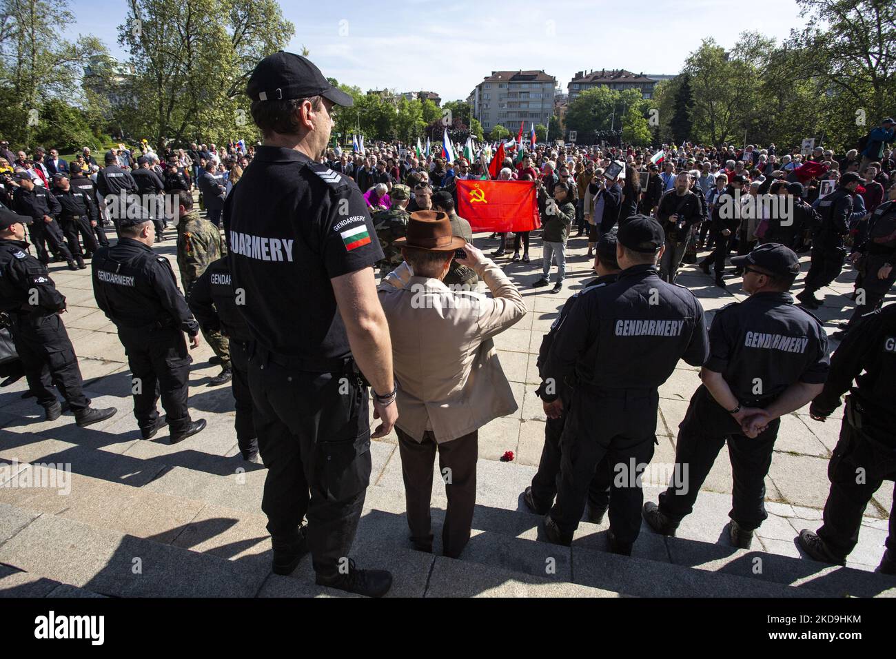 Drapeau rouge de l'armée devant le monument de l'armée soviétique à Sofia lors des célébrations du jour de la victoire à Sofia, Bulgarie, 09 mai 2022. Le jour de la victoire, le 09 mai 2022, a marqué le 77rd anniversaire de la capitulation de l'Allemagne nazie en 1945. (Photo de Hristo Vladev/NurPhoto) Banque D'Images