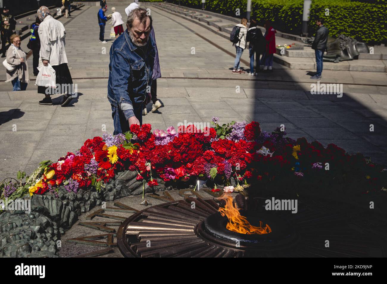 Fleurs en l'honneur du 77th anniversaire de la victoire sur le nazisme pendant la Seconde Guerre mondiale, sur 9 mai 2022, Ukraine, Kiev (photo d'Oleg Pereverzev/NurPhoto) Banque D'Images