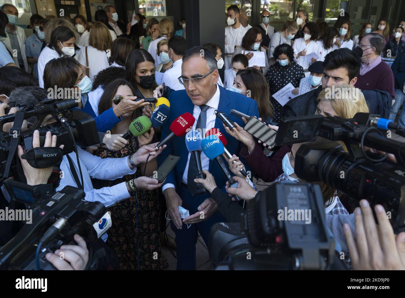 Les médias de masse enregistrent les déclarations de Miguel Angel Pesquera (conseiller sanitaire du Gouvernement de Cantabrie) qui ont assisté à la grève des travailleurs du Service de santé de Cantabrique, face aux dernières attaques contre des médecins qui se sont produites dans quelques centres de Santander (Espagne) (Photo de Joaquin Gomez Sastre/NurPhoto) Banque D'Images