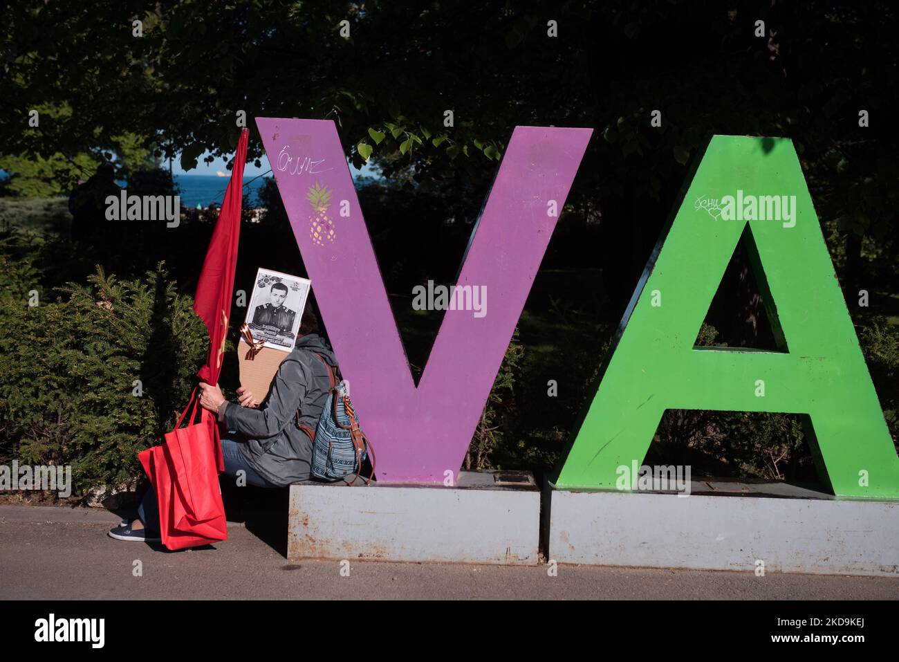 Participant à la marche du Régiment immortel repose sur le signe 'VARNA' dans le jardin de la mer à Varna, Bulgarie, sur 9 mai 2022. (Photo de Denislav Stoychev/NurPhoto) Banque D'Images