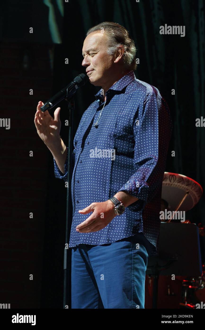 La chanteuse espagnole Bertin Osborne se produit sur scène au Caldeón Theatre sur 09 mai 2022 à Madrid, en Espagne. (Photo par Oscar Gonzalez/NurPhoto) Banque D'Images