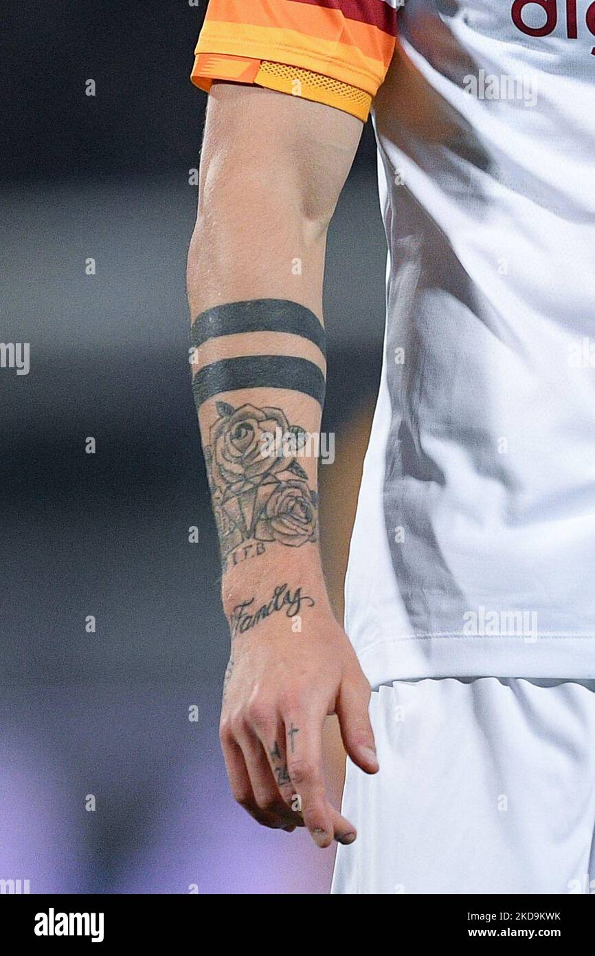 Vue détaillée du tatouage au bras droit de Nicolo' Zaniolo de AS Roma pendant la série Un match entre ACF Fiorentina et AS Roma sur 9 mai 2022 à Florence, Italie. (Photo de Giuseppe Maffia/NurPhoto) Banque D'Images