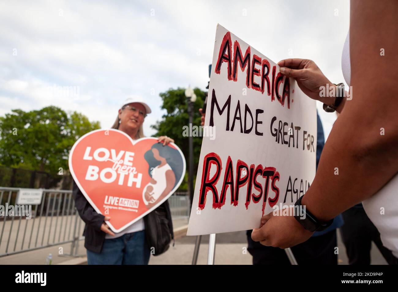 Au cours d'un rassemblement, le haut de la demande d'adoption de la loi sur la protection de la santé des femmes (WHPA) et de protester contre la décision préliminaire de la Cour suprême de renverser Roe c. Wade. Le vote pour mettre fin au débat sur l'APHO a échoué au Sénat sur 11 mai par un vote de 49-51. Une supermajorité de 60 voix est nécessaire pour mettre fin au débat. (Photo d'Allison Bailey/NurPhoto) Banque D'Images Au cours d'un rassemblement, le haut de la demande d'adoption de la loi sur la protection de la santé des femmes (WHPA) et de protester contre la décision préliminaire de la Cour suprême de renverser Roe c. Wade. Le vote pour mettre fin au débat sur l'APHO a échoué au Sénat sur 11 mai par un vote de 49-51. Une supermajorité de 60 voix est nécessaire pour mettre fin au débat. (Photo d'Allison Bailey/NurPhoto) Banque D'Images