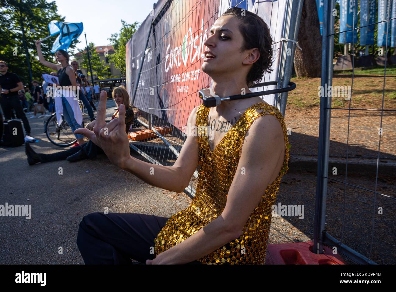 Les activistes, déguisés comme le groupe de rock Måneskin, se sont enchaînés aux portes du village d'Eurovision pour envoyer un message au monde entier et au monde de la musique pour attirer l'attention sur le changement climatique et l'urgence écoclimatique à Turin, en Italie, sur 11 mai 2022. (Photo de Mauro Ujetto/NurPhoto) Banque D'Images