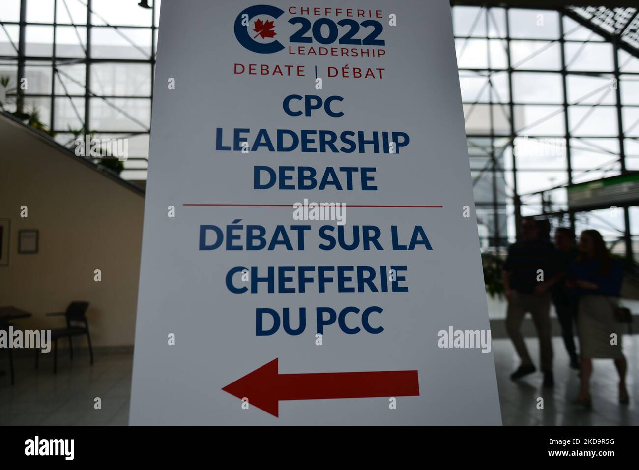 Panneau de direction près de l'entrée du débat sur le leadership anglais du Parti conservateur du Canada, au Centre des congrès d'Edmonton. Mercredi, 11 mai 2022, au Centre des congrès, à Edmonton, Alberta, Canada. (Photo par Artur Widak/NurPhoto) Banque D'Images