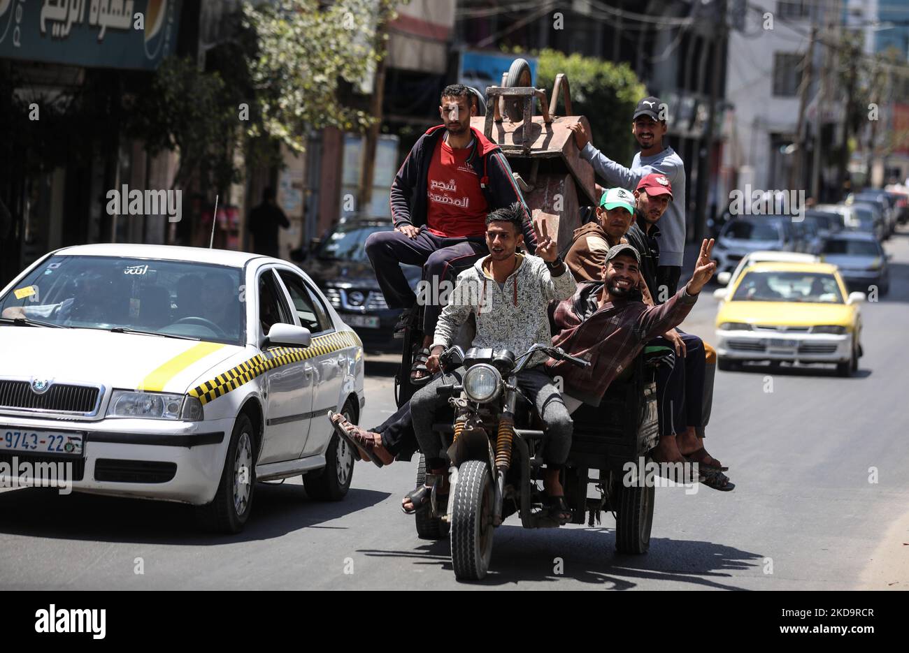 Les Palestiniens sont en tuk-tuk dans la ville de Gaza, sur 12 mai 2022. (Photo de Majdi Fathi/NurPhoto) Banque D'Images