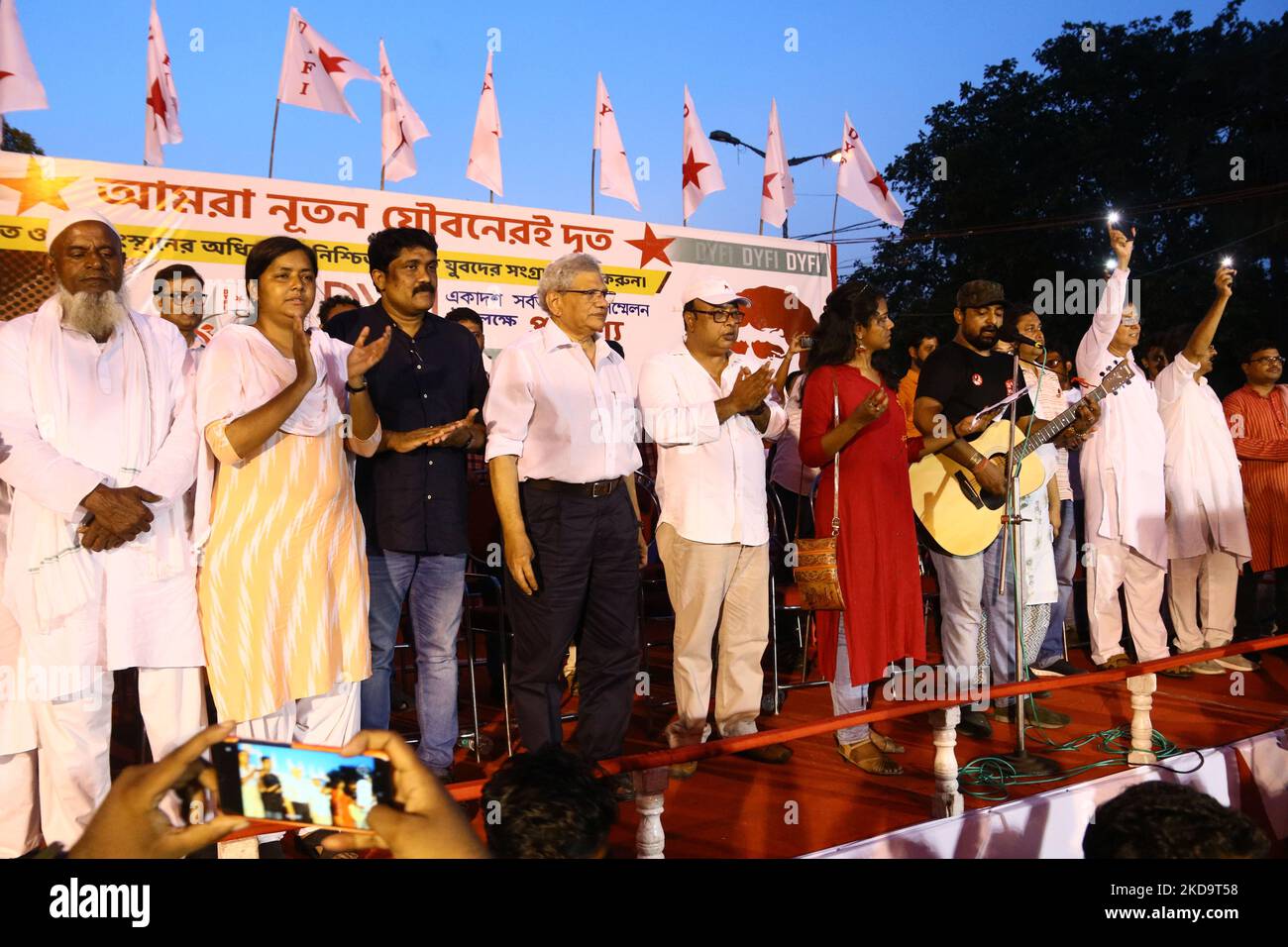 Sitaram Yechury, Secrétaire général du Comité central du Parti communiste indien Politburo (Marxiste) avec CPI(M) Secrétaire d'Etat du Bengale occidental, M.Salim, le père d'Anish Khan Salem Khan, Minakshi Mukherjee lors d'un rassemblement de militants de la Fédération démocratique de la jeunesse de l'Inde (DYFI) pour les 11th conférences de l'Inde sur l'avenue Rani Rushmani à Kolkata, Inde sur 12 mai,2022. (Photo de Debajyoti Chakraborty/NurPhoto) Banque D'Images