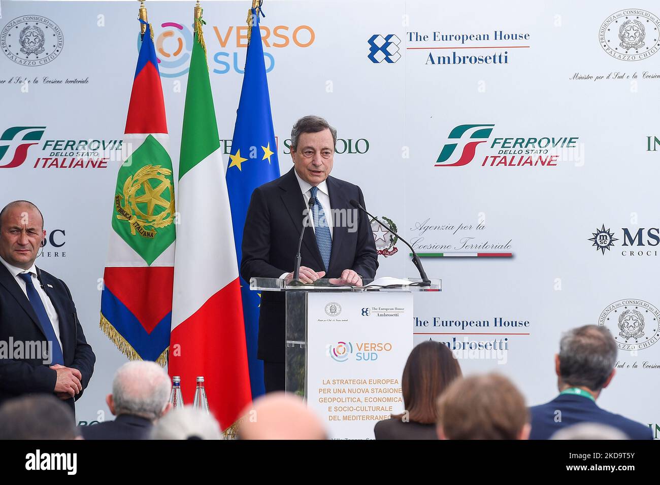 Le Premier ministre italien Mario Draghi s'adresse aux membres du Forum lors de l'édition 1st de "Verso Sud" organisée par la Maison européenne - Ambrosetti à Sorrente, Naples, Italie, le 13 mai 2022. (Photo de Franco Romano/NurPhoto) Banque D'Images