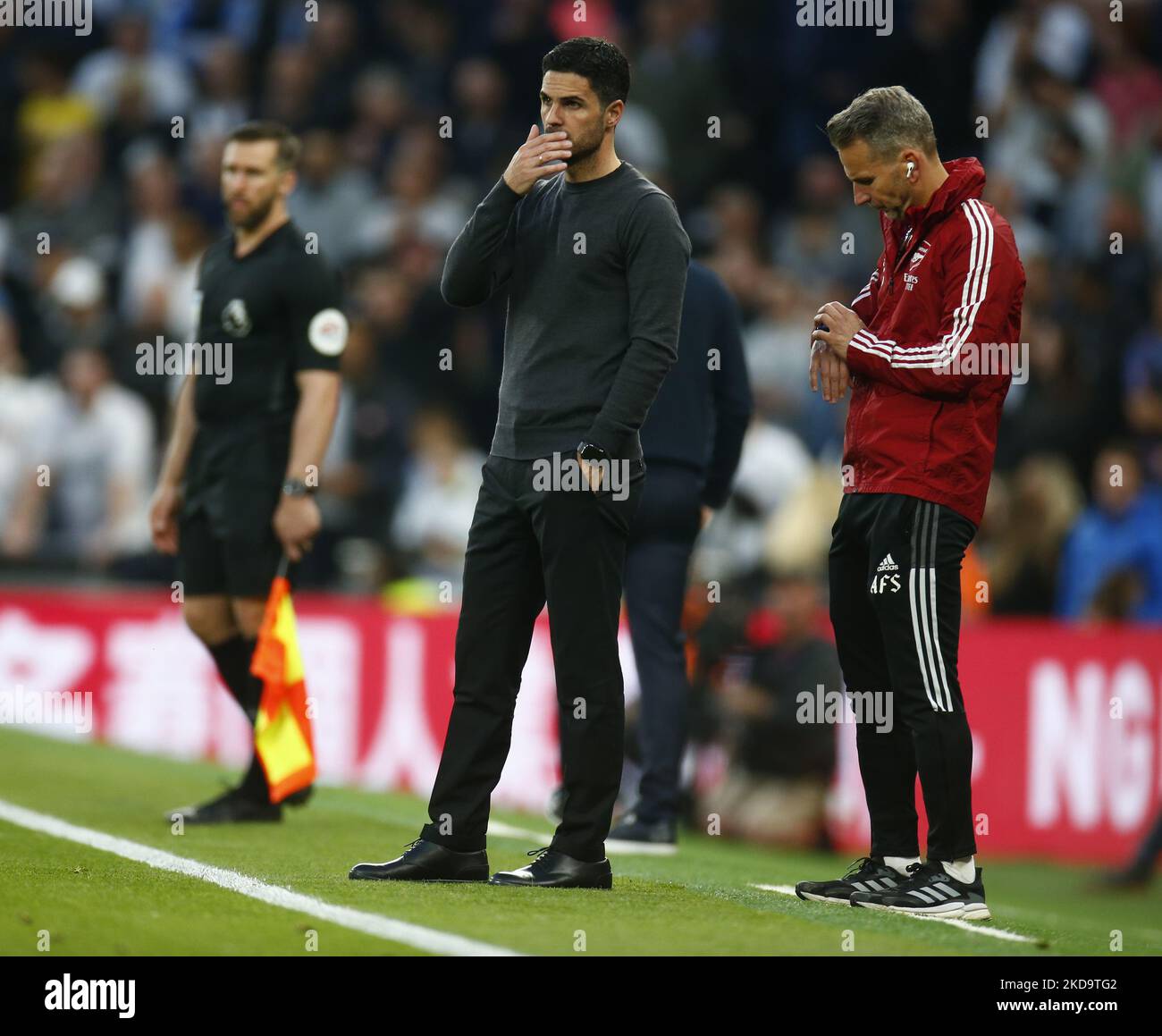 L-R Mikel Arteta gérant d'Arsenal et entraîneurs adjoints Albert Stuivenberg pendant la première ligue entre Tottenham Hotspur et Arsenal au stade Tottenham Hotspur , Londres, Angleterre, le 12th mai 2022 (photo par action Foto Sport/NurPhoto) Banque D'Images