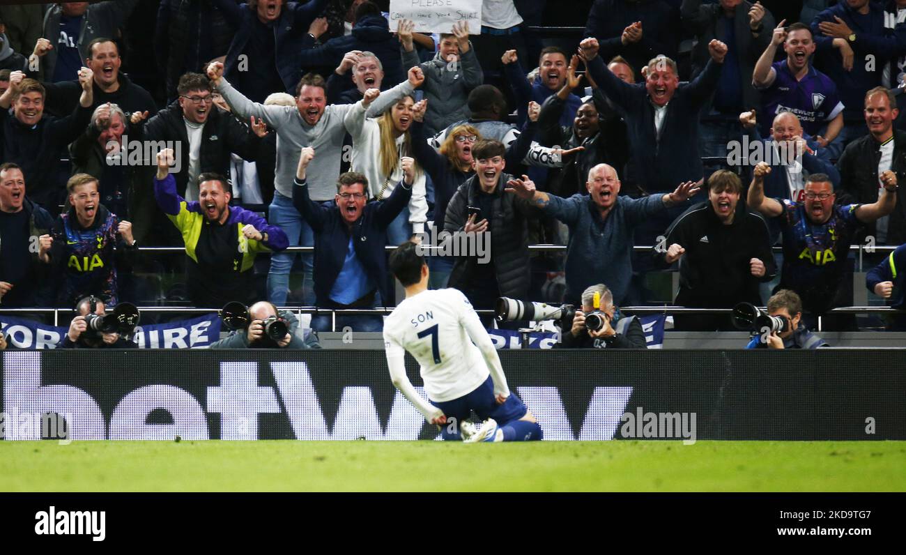 Le fils Heung-min de Tottenham Hotspur célèbre son but devant les fans de Tottenham Hotspur lors de la Premier League entre Tottenham Hotspur et Arsenal au stade Tottenham Hotspur , Londres, Angleterre, le 12th mai 2022 (photo d'action Foto Sport/NurPhoto) Banque D'Images