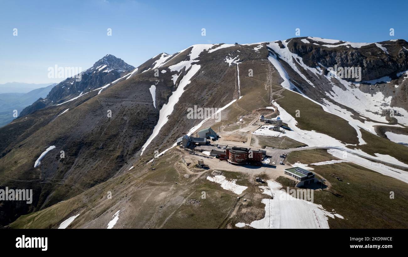 Une vue de drone de l'Observatoire astronomique des Abruzzes à 2,200 m au-dessus du niveau du phoque, à Campo Imperatore, en Italie, sur 13 mai 2022. -Gran Sasso d'Italia est un massif situé dans les Apennins Mountains d'Italie. Son plus haut sommet, Corno Grande (2 912 mètres), est la plus haute montagne des Apennines, et la deuxième plus haute montagne en Italie en dehors des Alpes. (Photo de Manuel Romano/NurPhoto) Banque D'Images