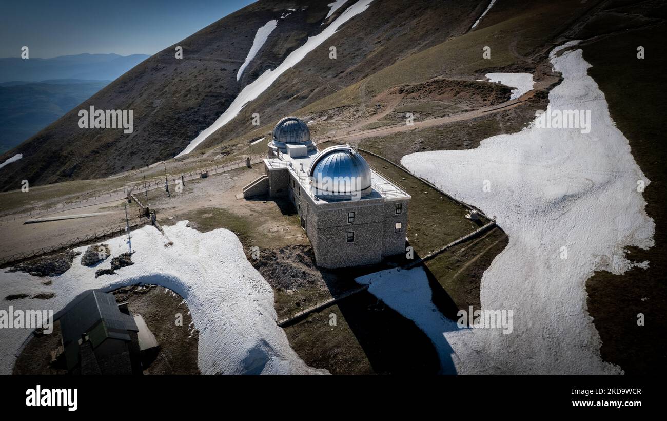 Une vue de drone de l'Observatoire astronomique des Abruzzes à 2,200 m au-dessus du niveau du phoque, à Campo Imperatore, en Italie, sur 13 mai 2022. -Gran Sasso d'Italia est un massif situé dans les Apennins Mountains d'Italie. Son plus haut sommet, Corno Grande (2 912 mètres), est la plus haute montagne des Apennines, et la deuxième plus haute montagne en Italie en dehors des Alpes. (Photo de Manuel Romano/NurPhoto) Banque D'Images