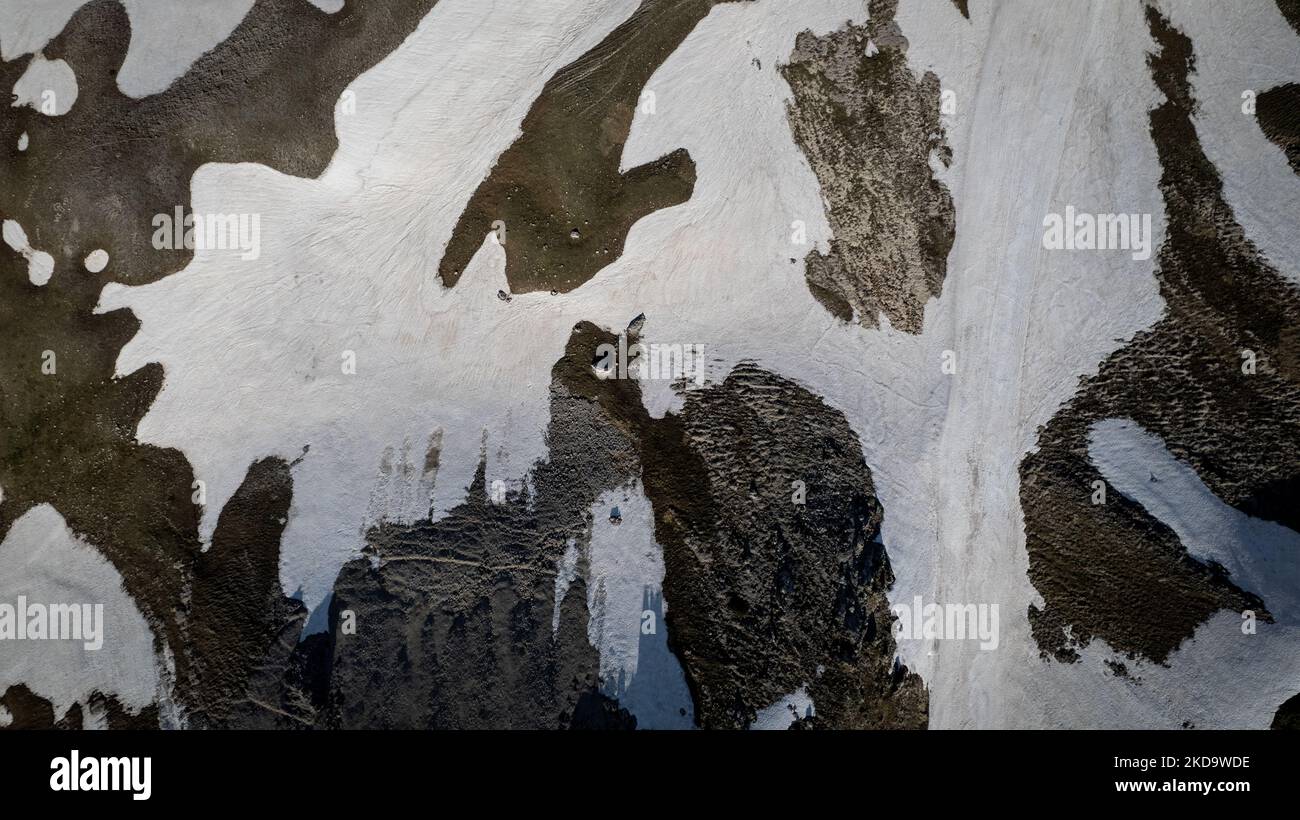 Vue d'un drone sur une neige à Campo Imperatore dans le parc national des monts Gran Sasso et Laga, sur 13 mai 2022. -Gran Sasso d'Italia est un massif situé dans les Apennins Mountains d'Italie. Son plus haut sommet, Corno Grande (2 912 mètres), est la plus haute montagne des Apennines, et la deuxième plus haute montagne en Italie en dehors des Alpes. (Photo de Manuel Romano/NurPhoto) Banque D'Images