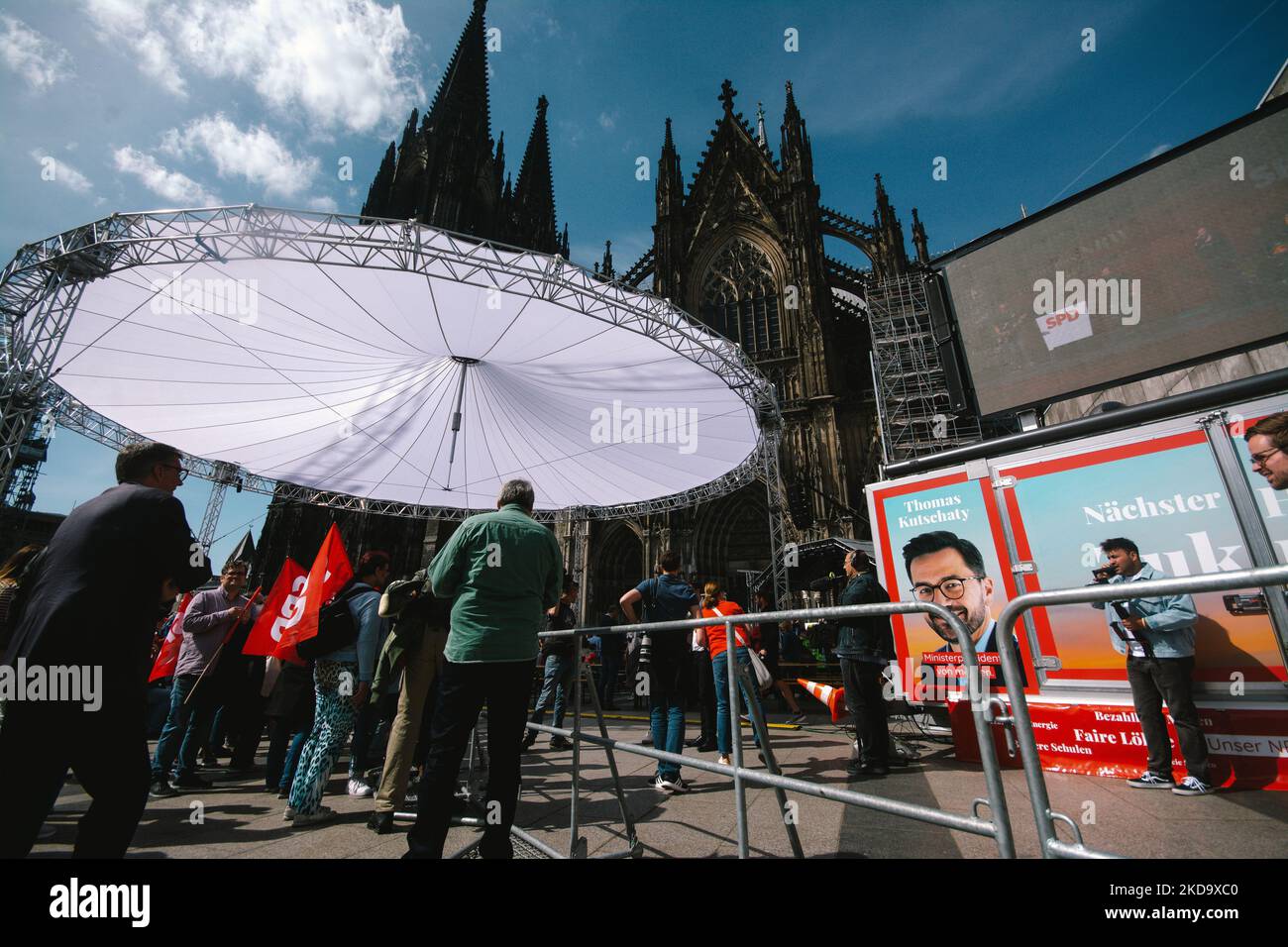 Les partisans du SPD sont vus à Roncalliplatz à Cologne, Allemagne sur 13 mai pendant la campagne électorale du parti SPD 2022 (photo de Ying Tang/NurPhoto) Banque D'Images
