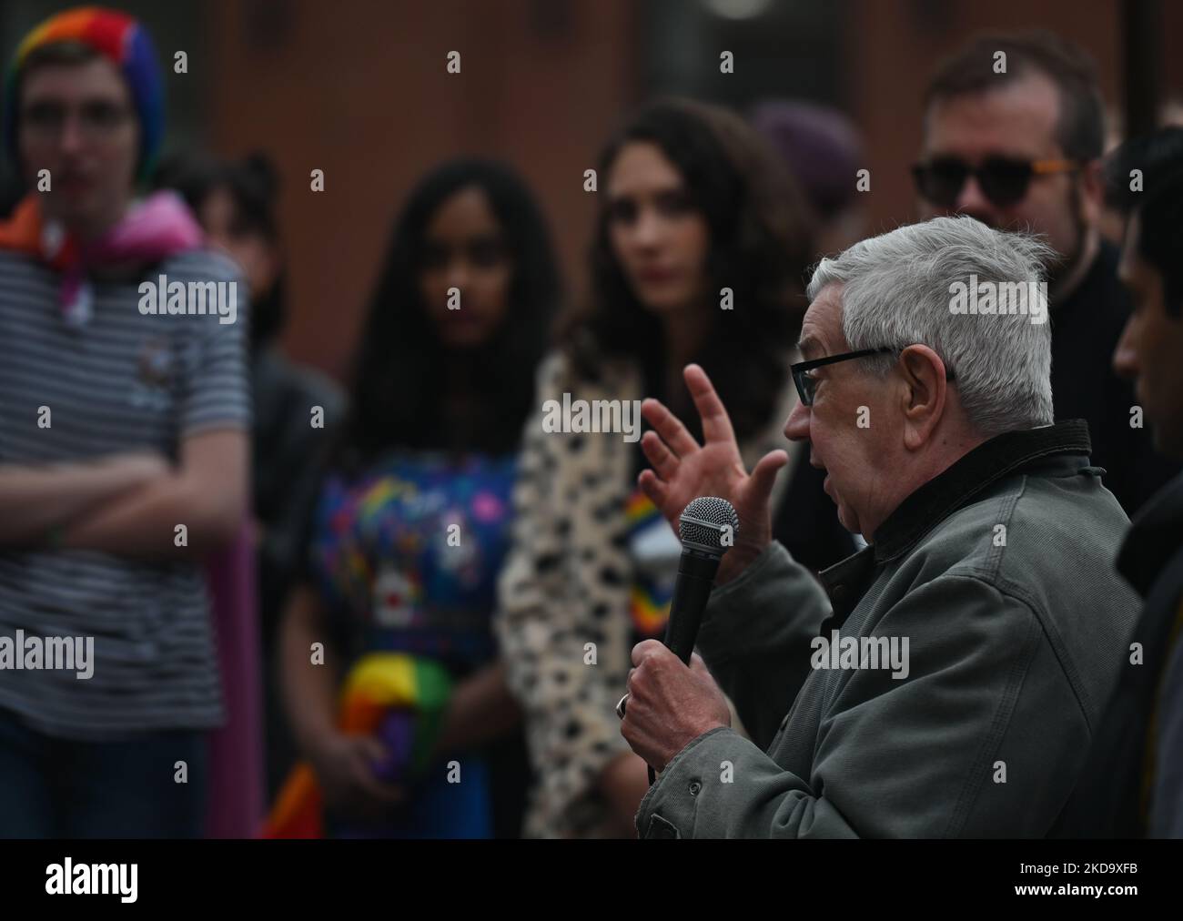 Martin Boyce, un militant de Stonewall Riot (soulèvement), s'adresse à la foule. Plus de 100 supporters locaux de LGBTQ2S ans et plus se sont réunis vendredi soir à l'angle sud-est de l'avenue Whyte et de la rue 104 pour célébrer la proclamation de la ville d'Edmonton reconnaissant la région est Pride Corner. Le vendredi 13 mai 2022, dans l'avenue Whyte, Edmonton (Alberta), Canada. (Photo par Artur Widak/NurPhoto) Banque D'Images