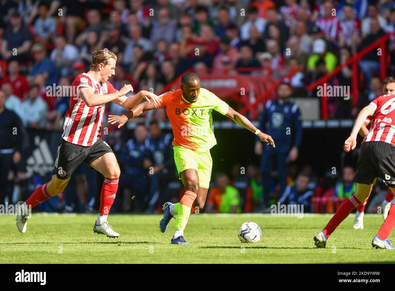 Keinan Davis de la forêt de Nottingham sous la pression de Sander Berge de Sheffield United pendant le championnat Sky Bet Play-off demi-finale 1st jambe entre Sheffield United et la forêt de Nottingham à Bramall Lane, Sheffield, le samedi 14th mai 2022. (Photo de Jon Hobley/MI News/NurPhoto) Banque D'Images