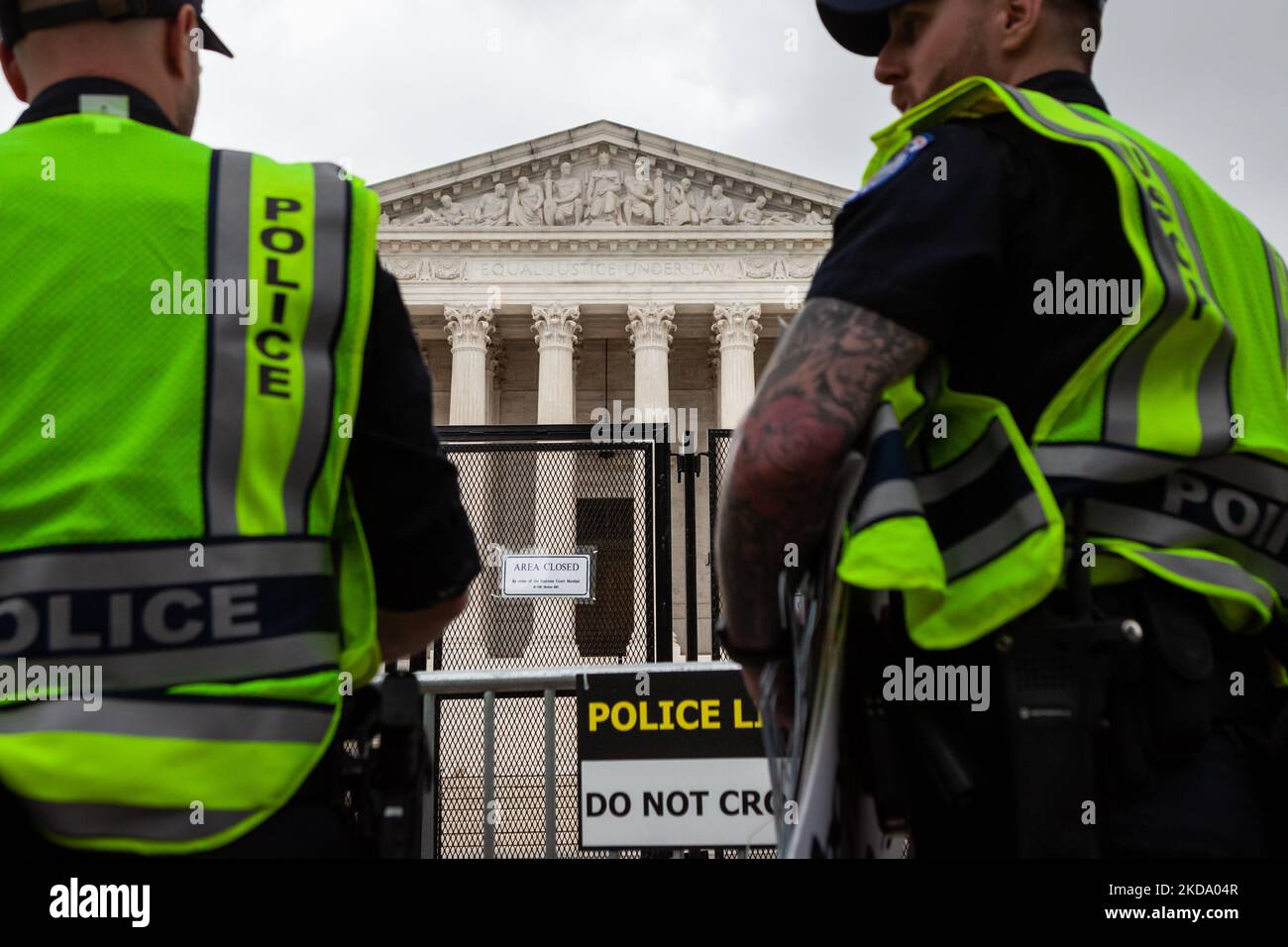 La Cour suprême est assise derrière deux couches d'escrime à la police du Capitole pour retirer les panneaux accrochés à la barricade avant lors de l'événement phare d'une journée nationale de protestation pour les droits en matière de reproduction. Les hôtes Planned Parenthood et la Marche des femmes ont organisé les nombreuses manifestations en réponse au projet d'avis divulgué par la Cour suprême qui va annuler le droit à l'avortement établi par Roe c. Wade. Des millions d'Américains présents à l'événement ont exigé que les droits à l'autonomie corporelle et aux décisions en matière de reproduction restent entre les mains de chaque individu. (Photo d'Allison Bailey/NurPhoto) Banque D'Images