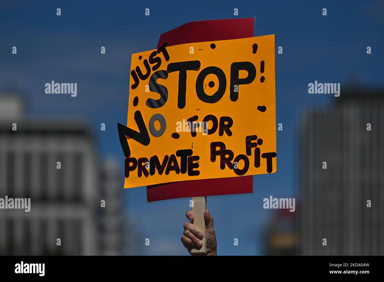 Un manifestant tient un écriteau avec les mots « Just STOP. Non pour le profit privé ». Les travailleurs de la santé, les activistes et leurs partisans ont protesté cet après-midi lors du rassemblement pour les soins de santé publics à l'Assemblée législative de l'Alberta, à Edmonton, contre le premier ministre Kenney et le gouvernement du PCU qui prennent des mesures pour privatiser les soins de santé. Le samedi 14 mai 2022, à Edmonton, Alberta, Canada. (Photo par Artur Widak/NurPhoto) Banque D'Images