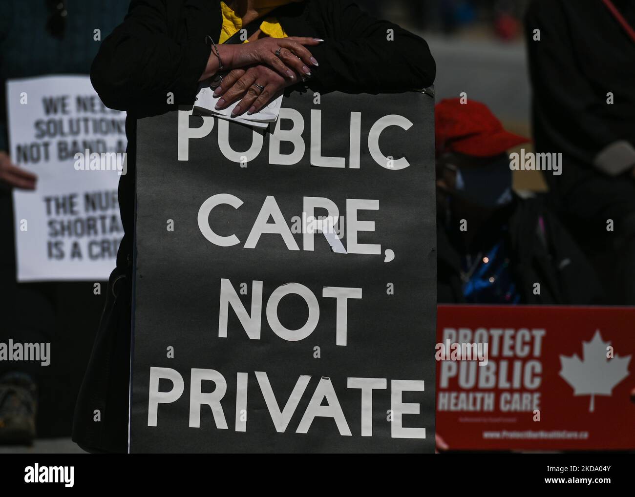 Les travailleurs de la santé, les activistes et leurs partisans protestent contre le premier ministre Kenney et le gouvernement du PCU qui prennent des mesures pour privatiser les soins de santé, lors du rassemblement pour les soins de santé publics, à l'Assemblée législative de l'Alberta, à Edmonton. Le samedi 14 mai 2022, à Edmonton, Alberta, Canada. (Photo par Artur Widak/NurPhoto) Banque D'Images